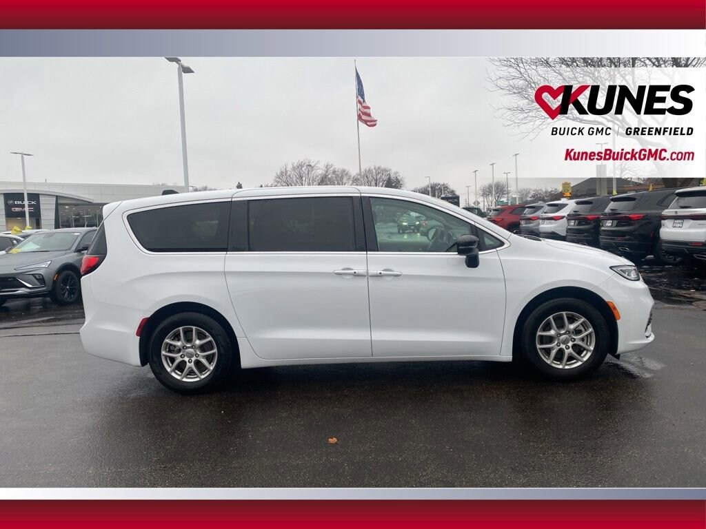 Used 2024 Chrysler Pacifica Touring L