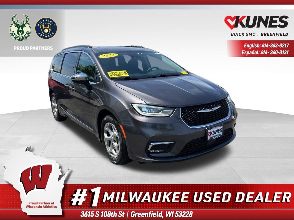 2023 Chrysler Pacifica Limited's photo