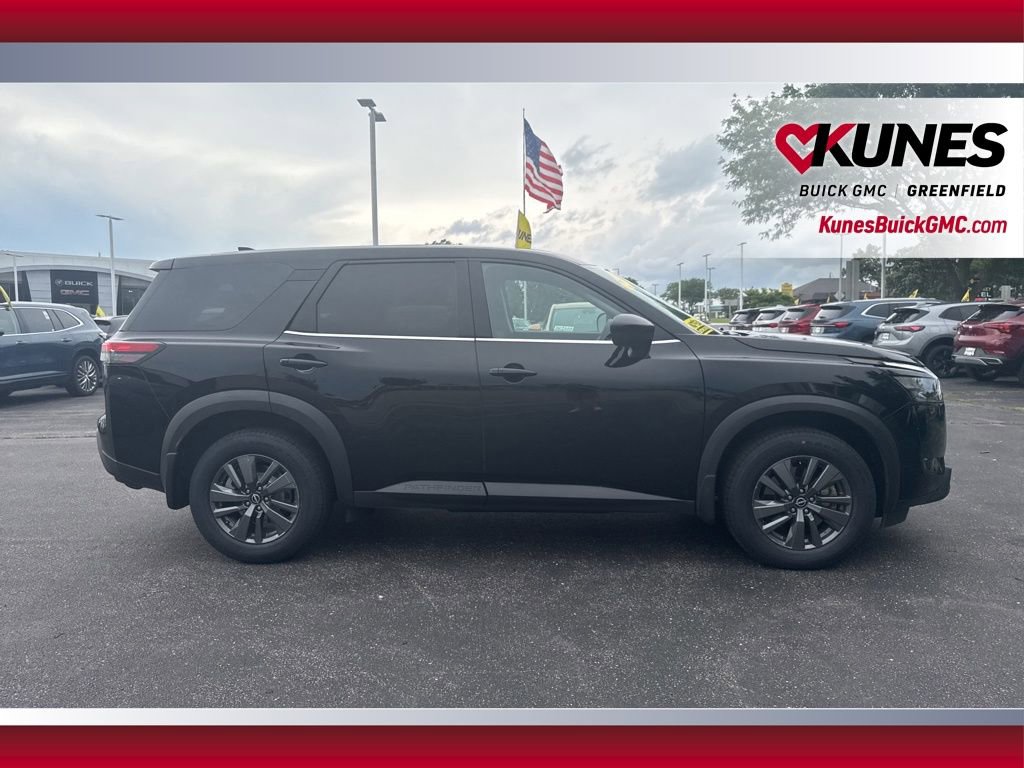 2024 Nissan Pathfinder S photo 2