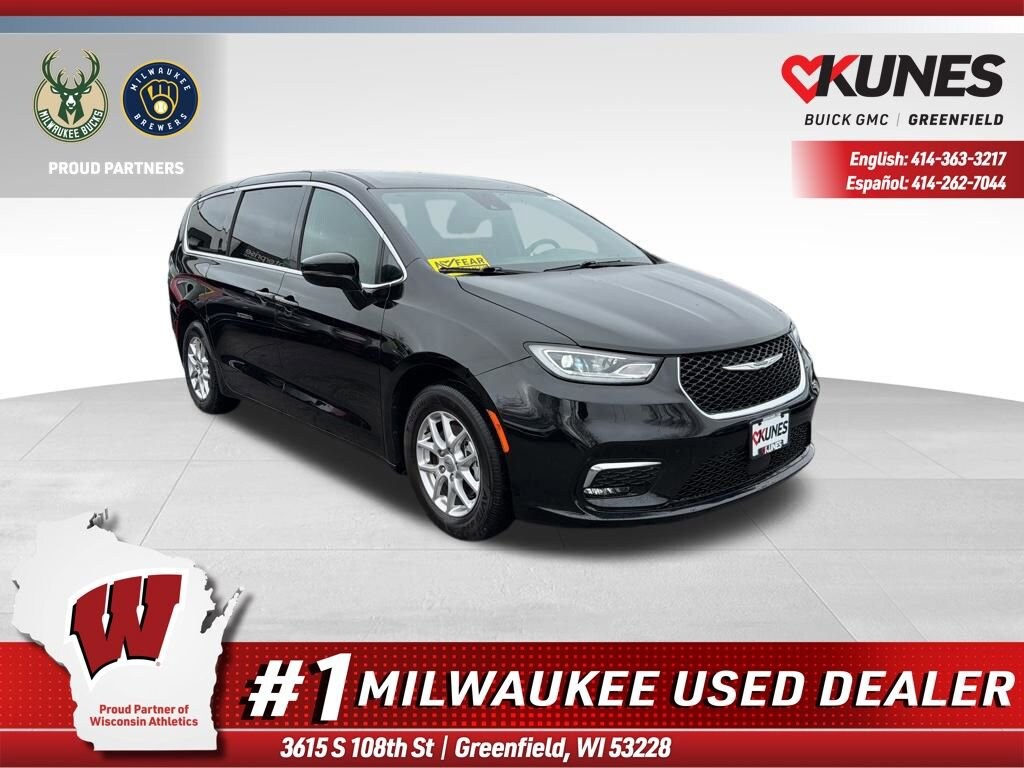 Used 2025 Chrysler Pacifica Select