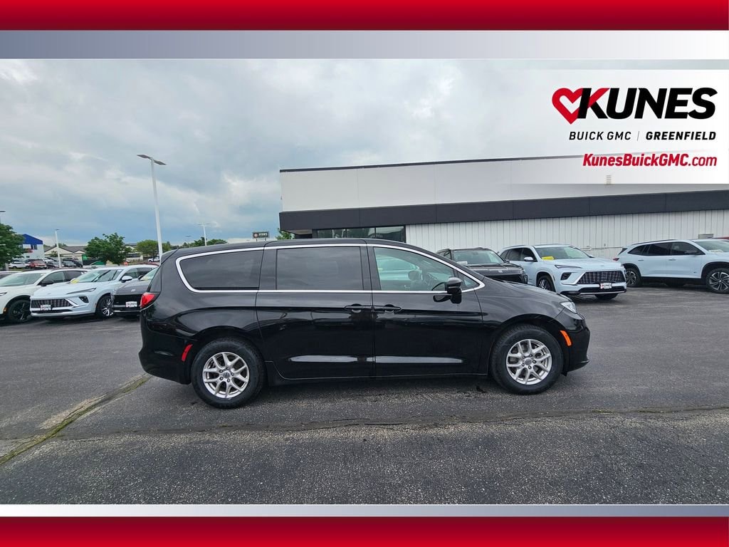 Used 2025 Chrysler Pacifica Select