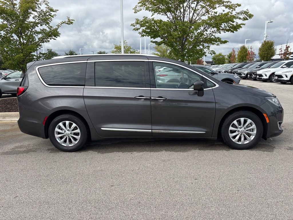 2019 Chrysler Pacifica Touring L photo 2