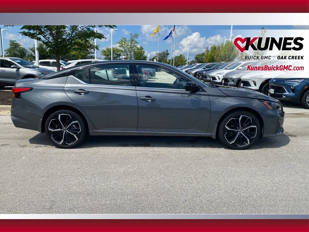 2024 Nissan Altima 2.5 SR photo 3