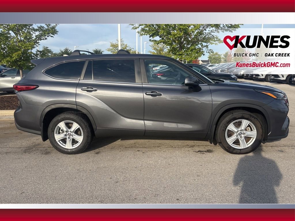 2023 Toyota Highlander L photo 3