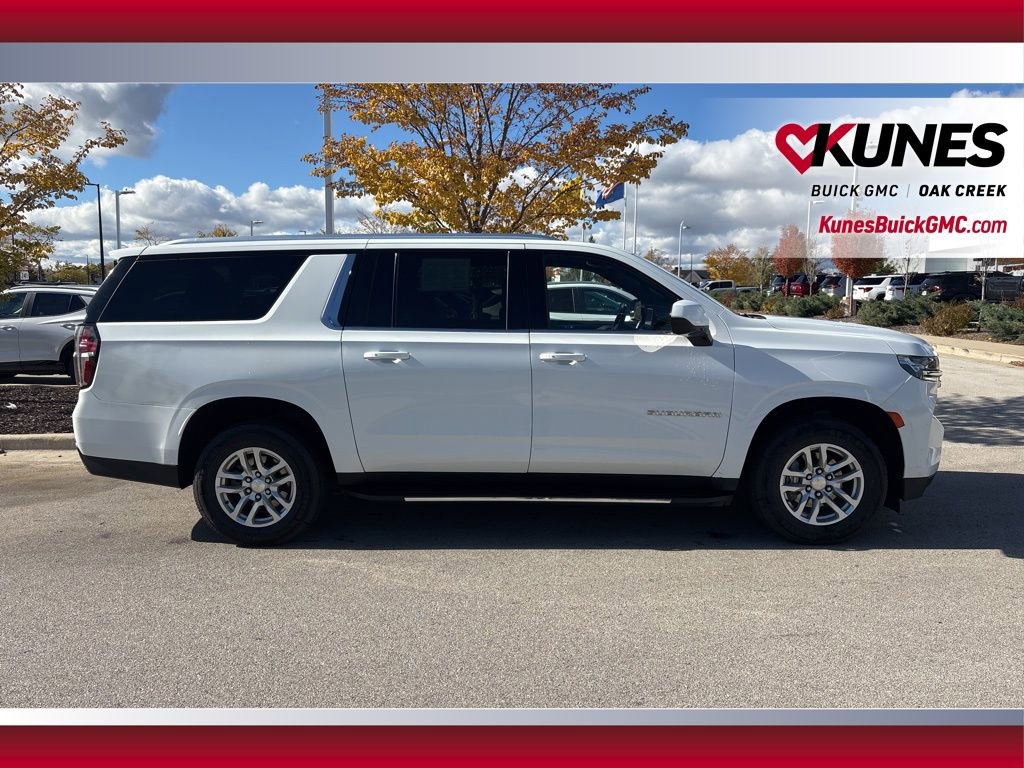 2023 Chevrolet Suburban LT photo 2
