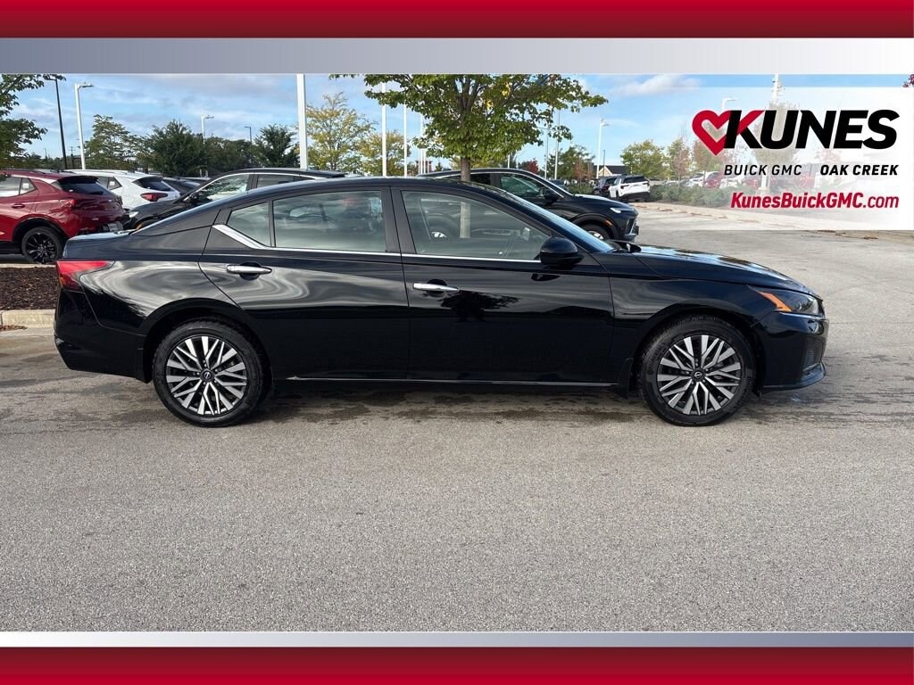 Used 2024 Nissan Altima 2.5 SV Sedan