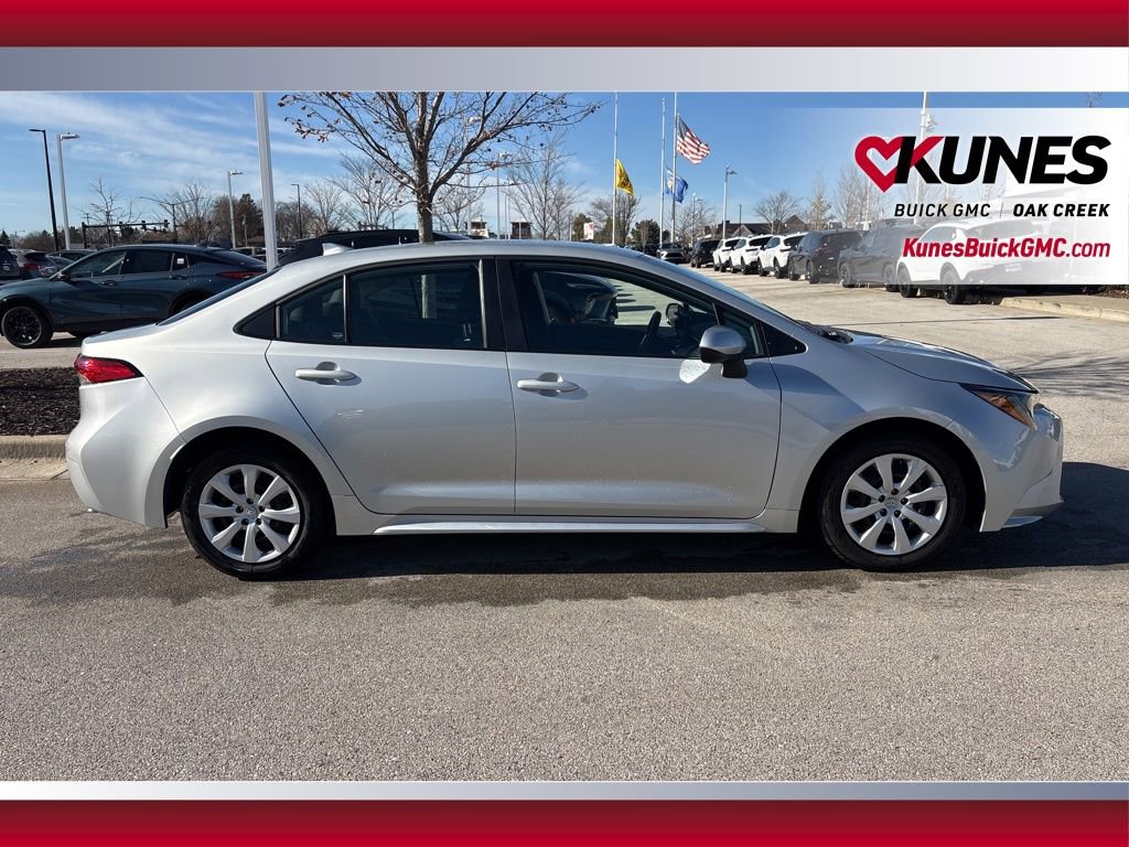 2025 Toyota Corolla LE photo 3