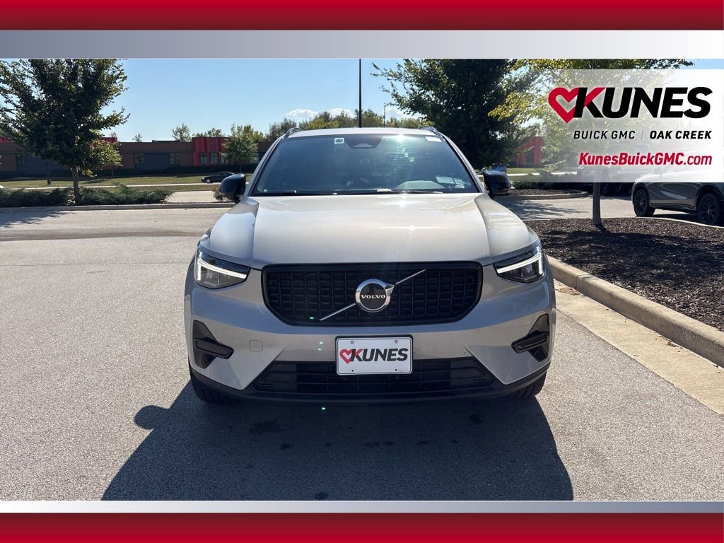 2024 Volvo XC40 Core photo 2