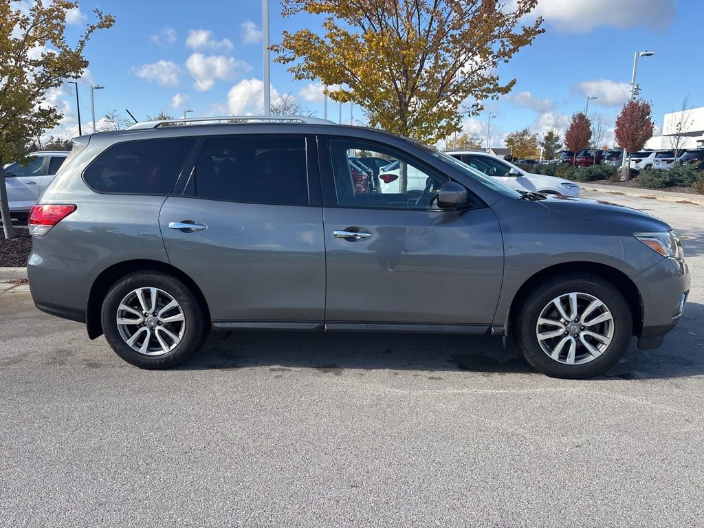 2015 Nissan Pathfinder SV photo 2
