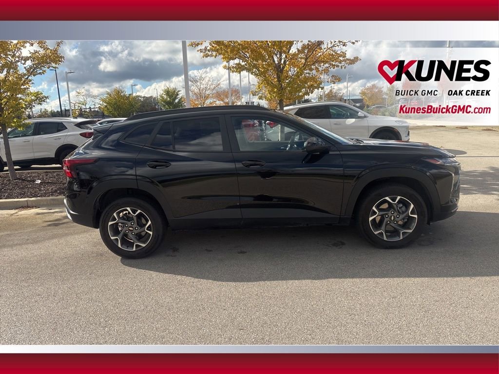 2025 Chevrolet Trax LT photo 2