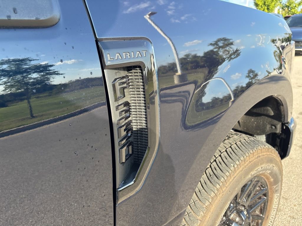 2022 Ford F-350 Lariat photo 2
