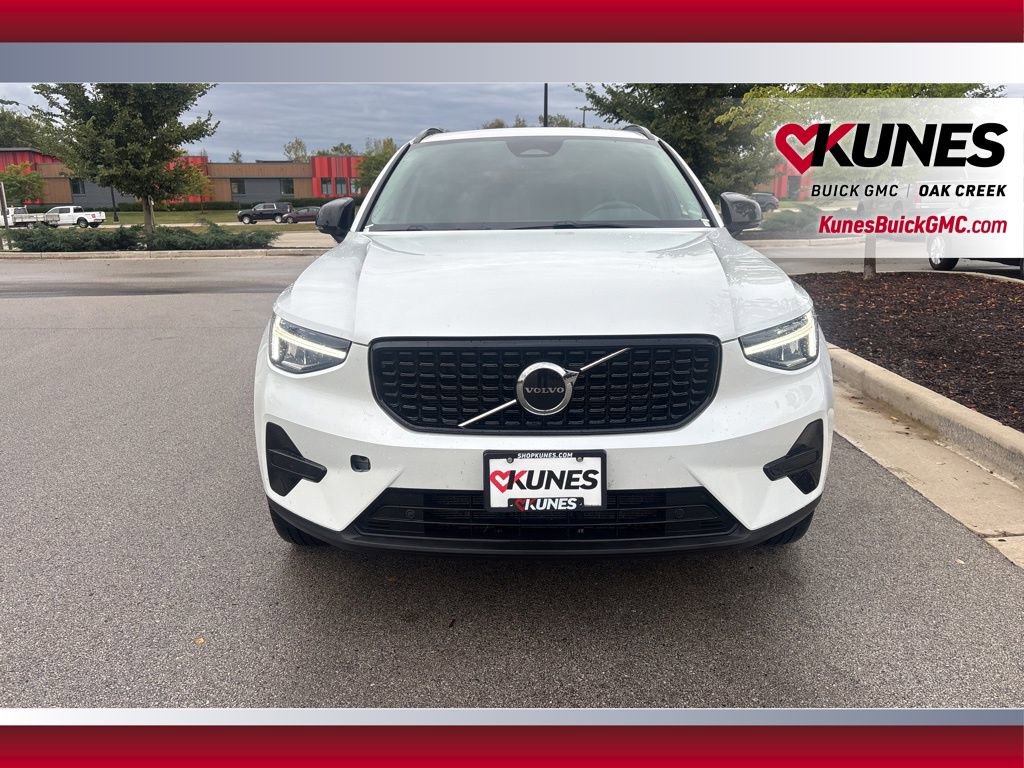 2024 Volvo XC40 Core photo 2