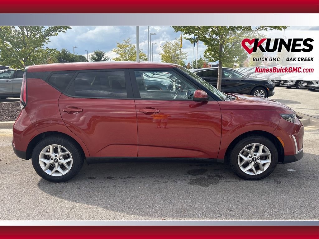 2024 Kia Soul LX photo 2