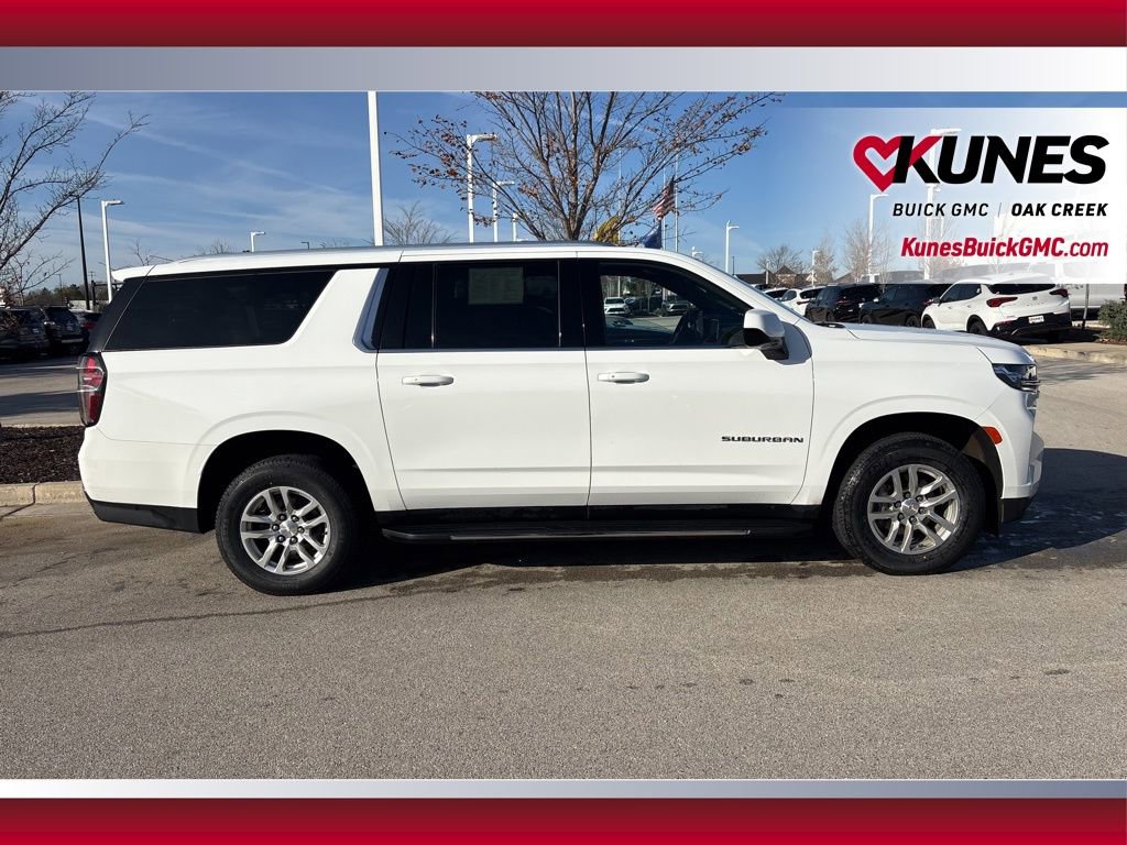 2023 Chevrolet Suburban LT photo 2
