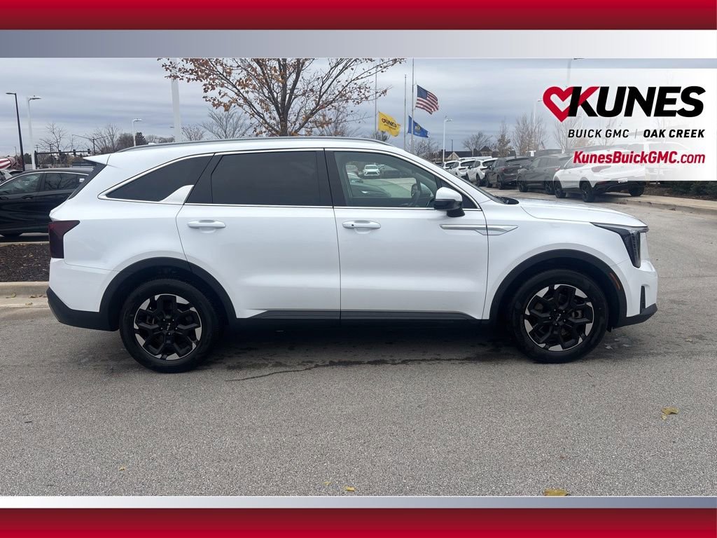 2024 Kia Sorento S photo 2