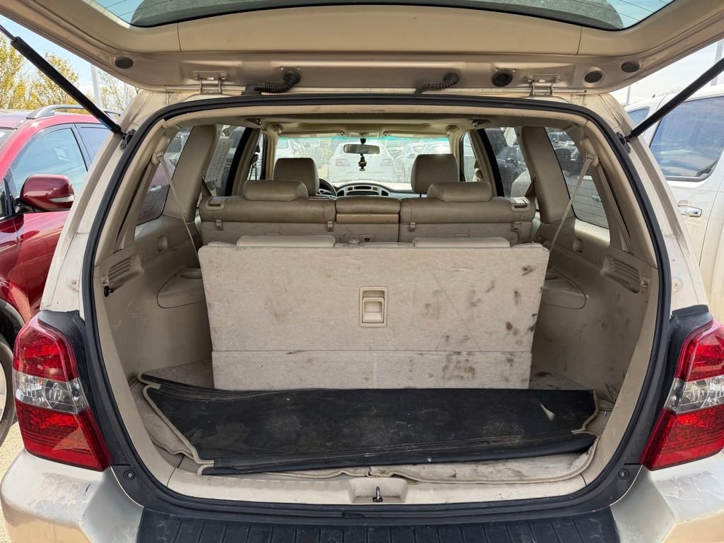 Used 2004 Toyota Highlander V6 w/3rd Row SUV