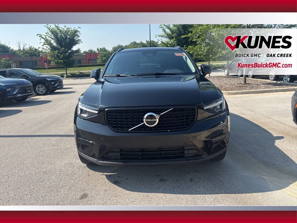 2024 Volvo XC40 Core photo 2