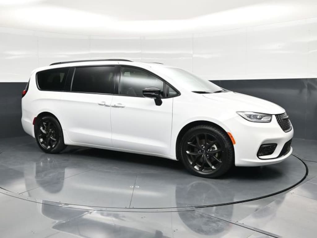 Used 2025 Chrysler Pacifica Limited Minivan/Van
