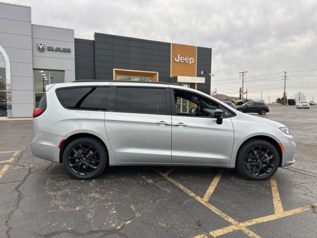 New 2026 Chrysler Pacifica Select Passenger Van