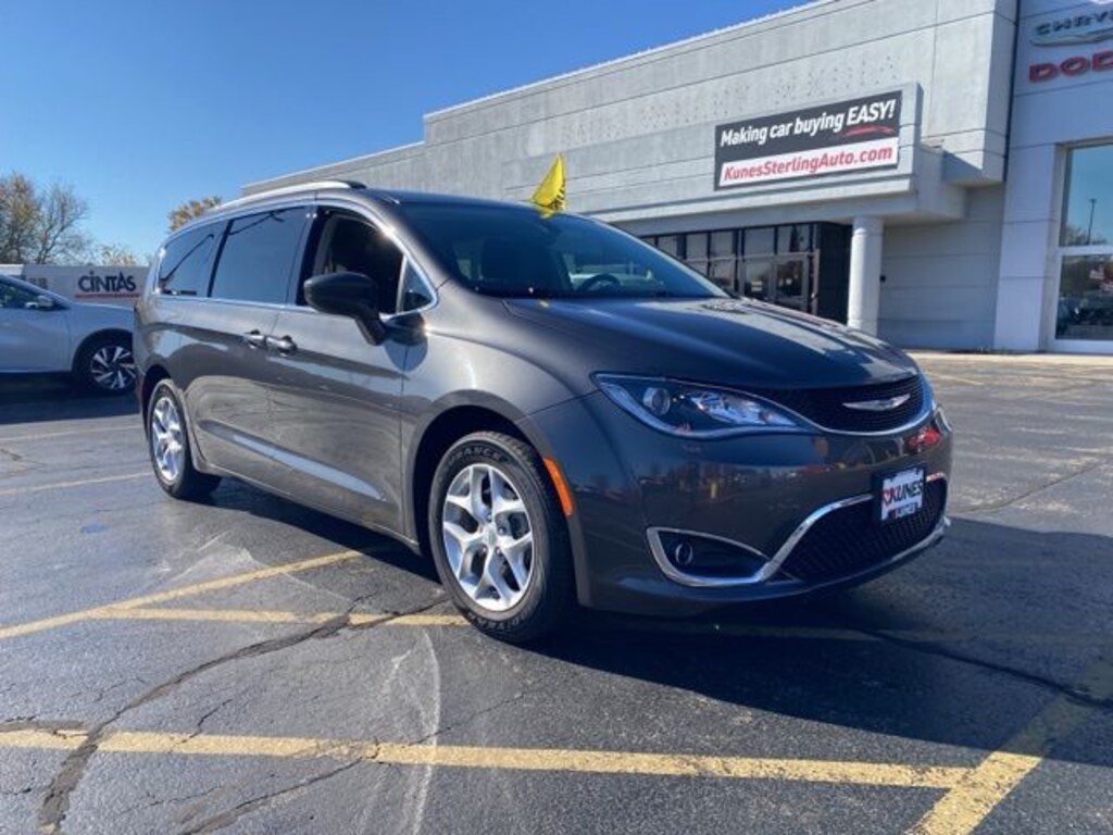 Used 2018 Chrysler Pacifica Touring Plus Minivan/Van