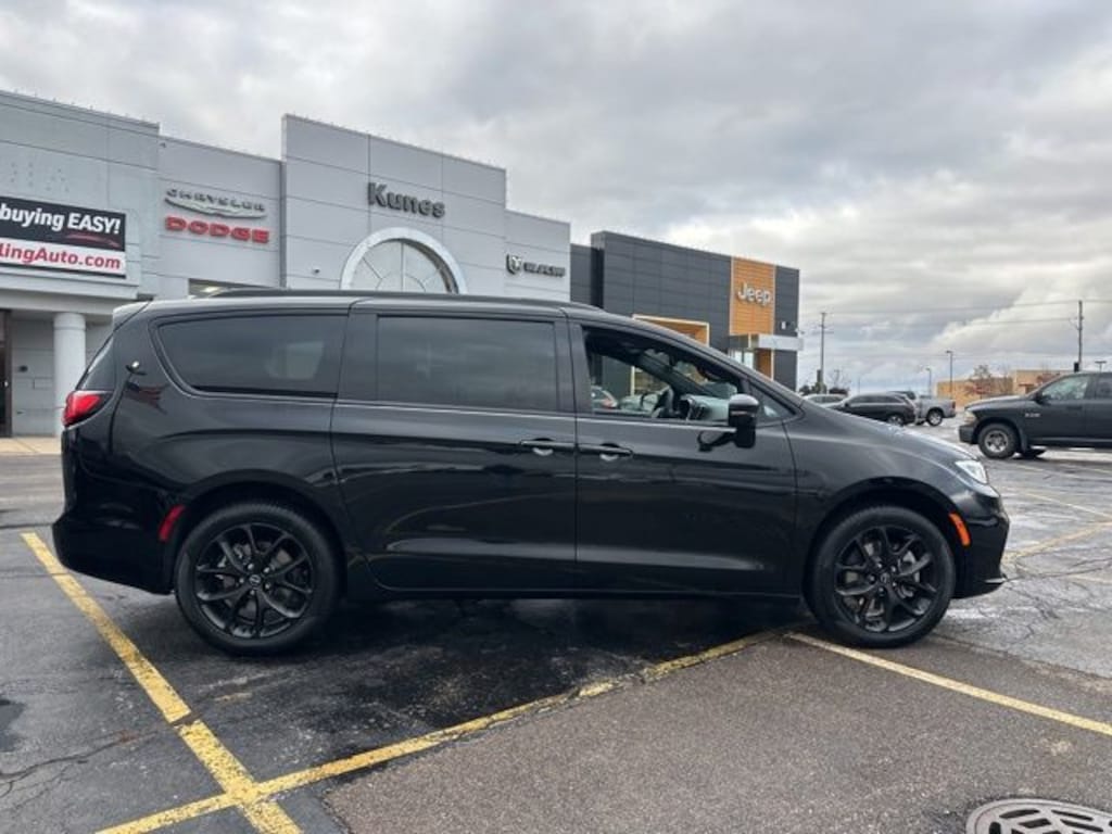 New 2026 Chrysler Pacifica Limited Passenger Van