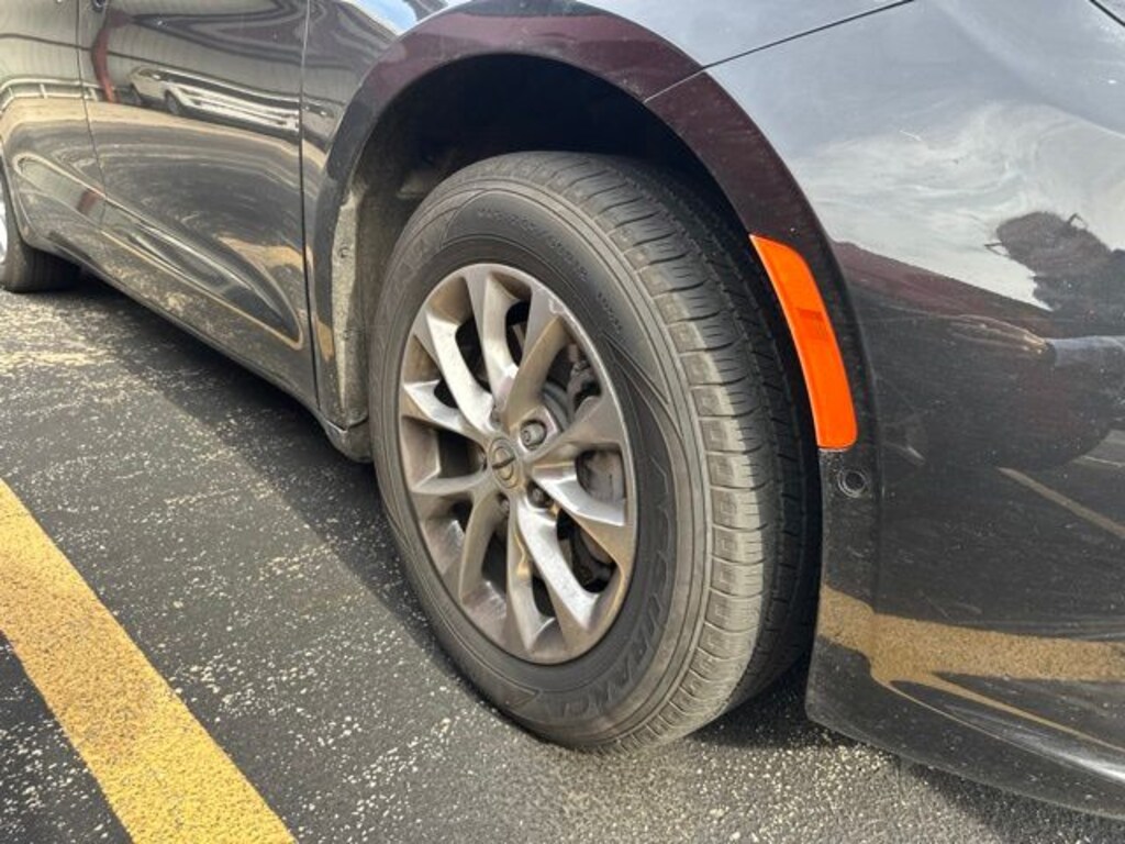 Used 2023 Chrysler Pacifica Touring L Minivan/Van