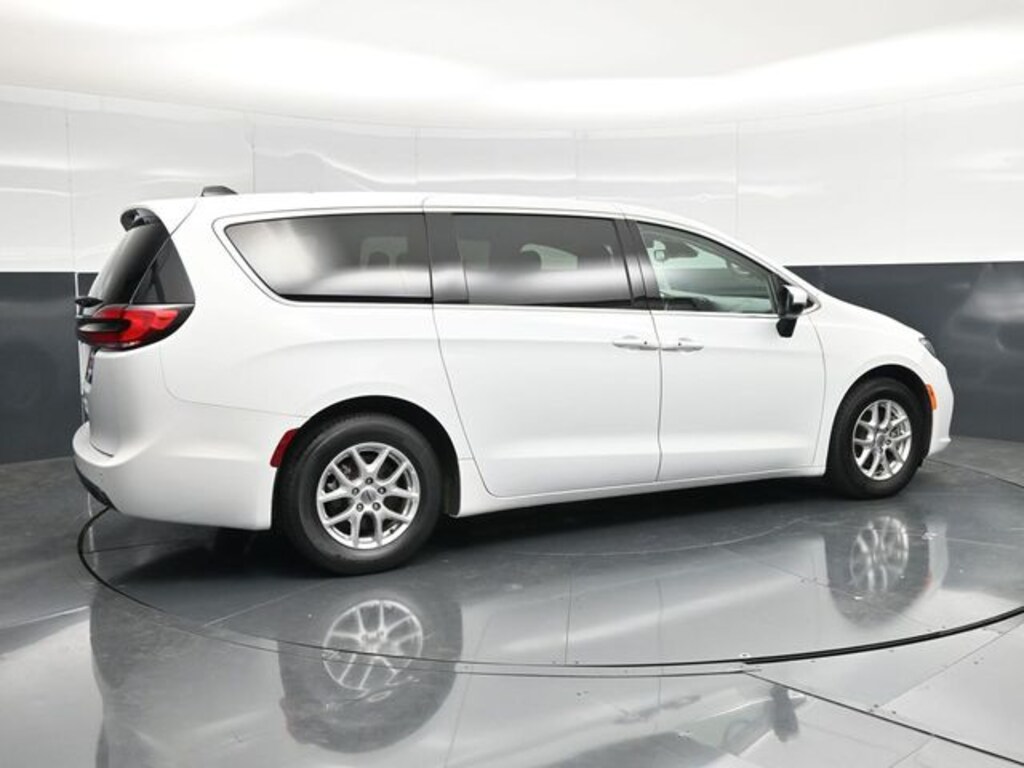 Certified 2023 Chrysler Pacifica Touring L Minivan/Van
