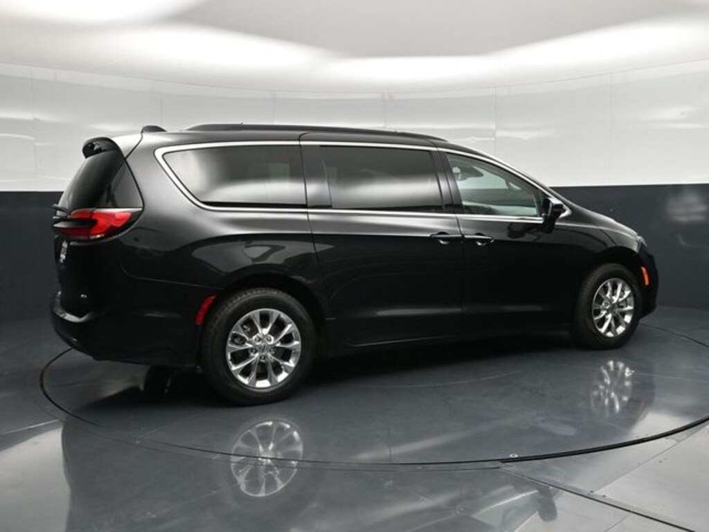 Used 2022 Chrysler Pacifica Touring L Minivan/Van