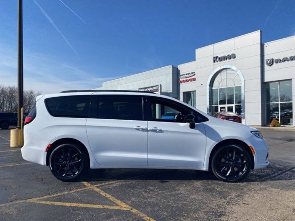 New 2026 Chrysler Pacifica Select Passenger Van