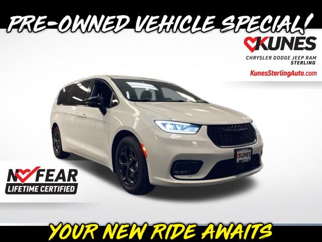 2024 Chrysler Pacifica PHEV Select's photo