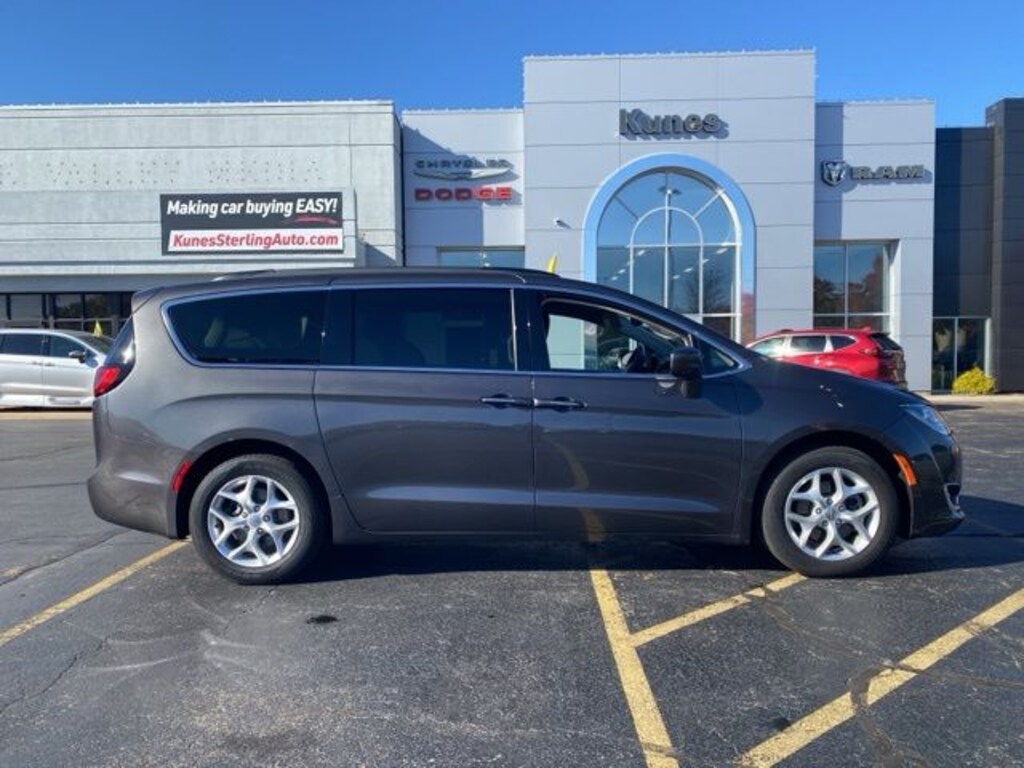 Used 2018 Chrysler Pacifica Touring Plus Minivan/Van