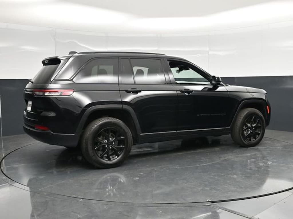 Used 2025 Jeep Grand Cherokee Altitude SUV