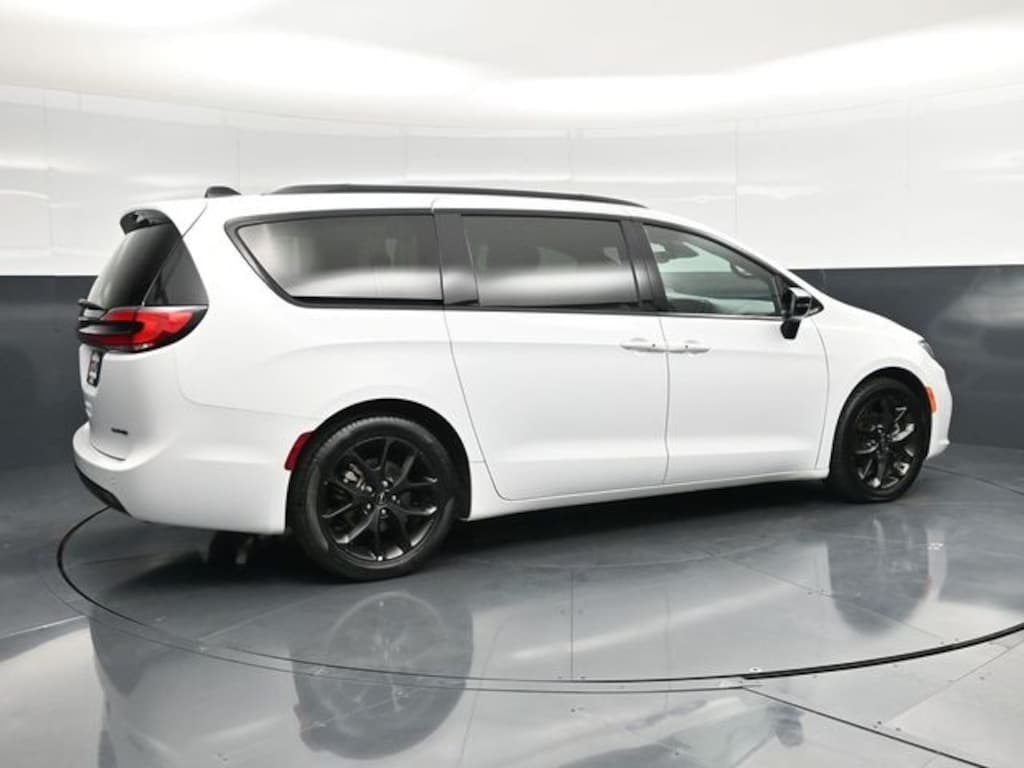 Used 2025 Chrysler Pacifica Limited Minivan/Van