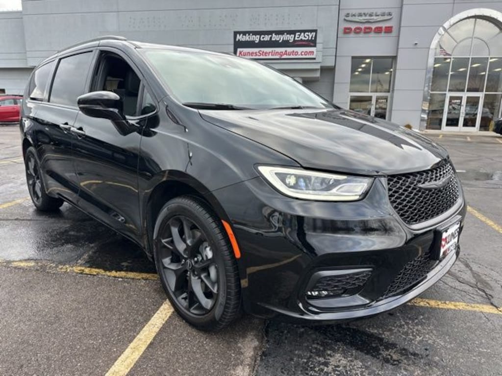New 2026 Chrysler Pacifica Limited Passenger Van