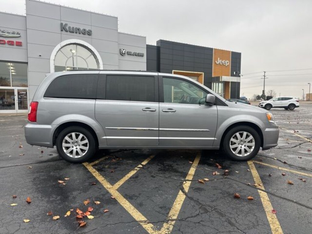 Used 2016 Chrysler Town & Country Touring Minivan/Van