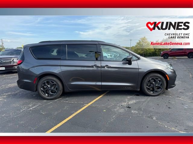 2021 Chrysler Pacifica Hybrid Touring L photo 2