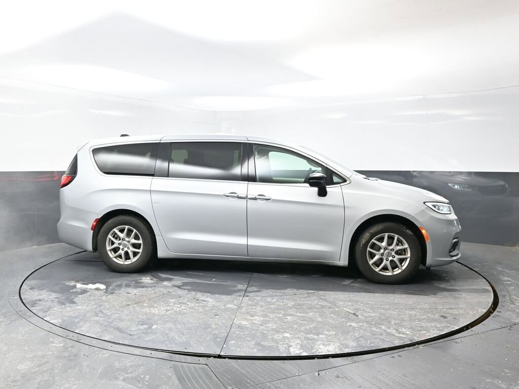 Used 2024 Chrysler Pacifica Touring L