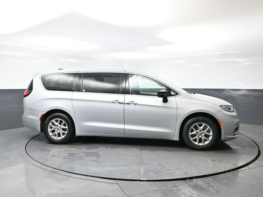 Used 2024 Chrysler Pacifica Touring L