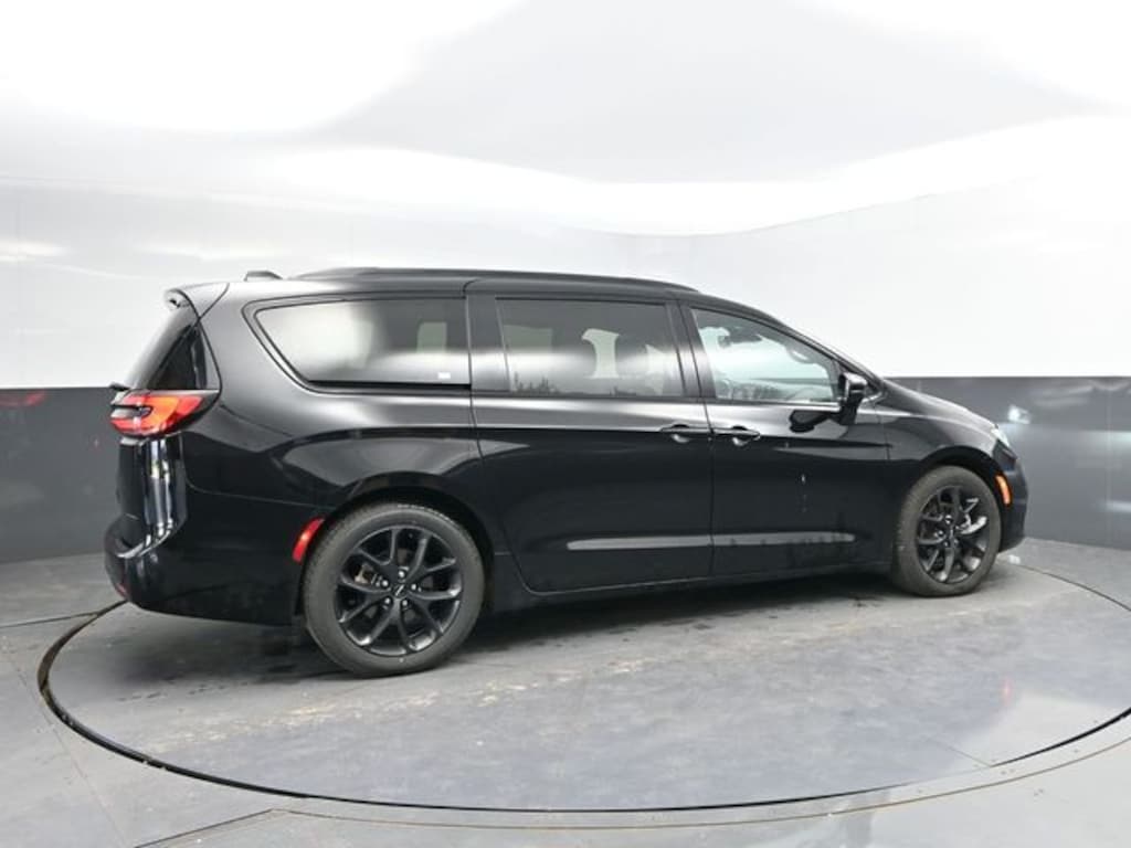 Used 2025 Chrysler Pacifica Limited Minivan/Van