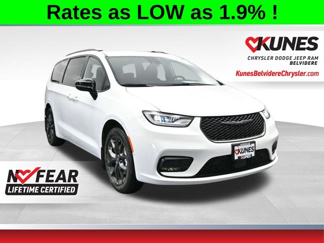 2026 Chrysler Pacifica Select's photo