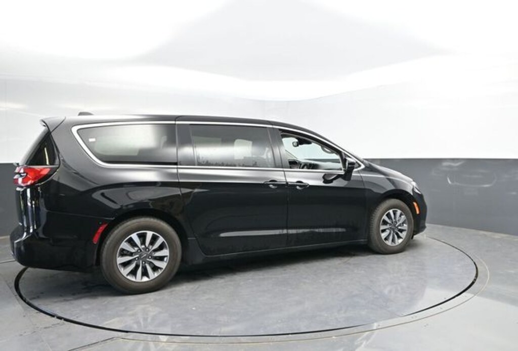 Used 2024 Chrysler Pacifica Hybrid Select Minivan/Van