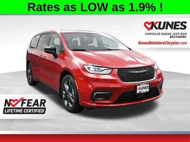 2026 Chrysler Pacifica Select's photo