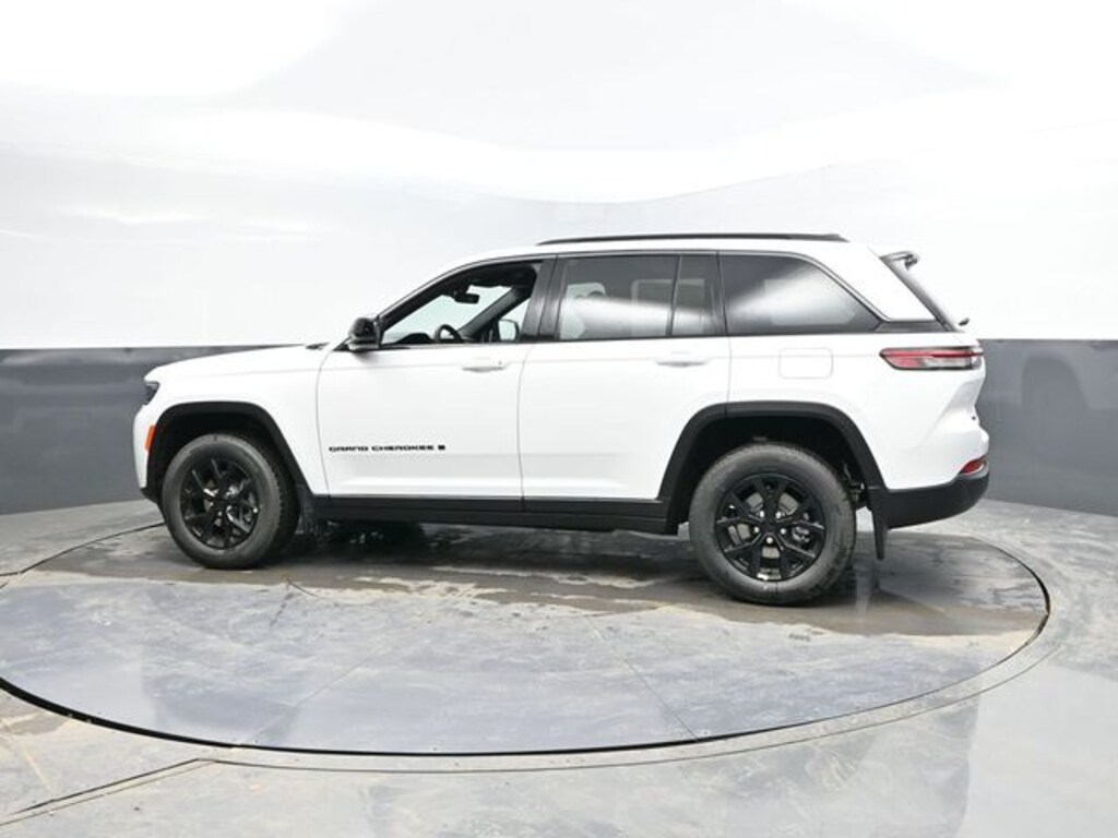 New 2026 Jeep Grand Cherokee Laredo Sport Utility