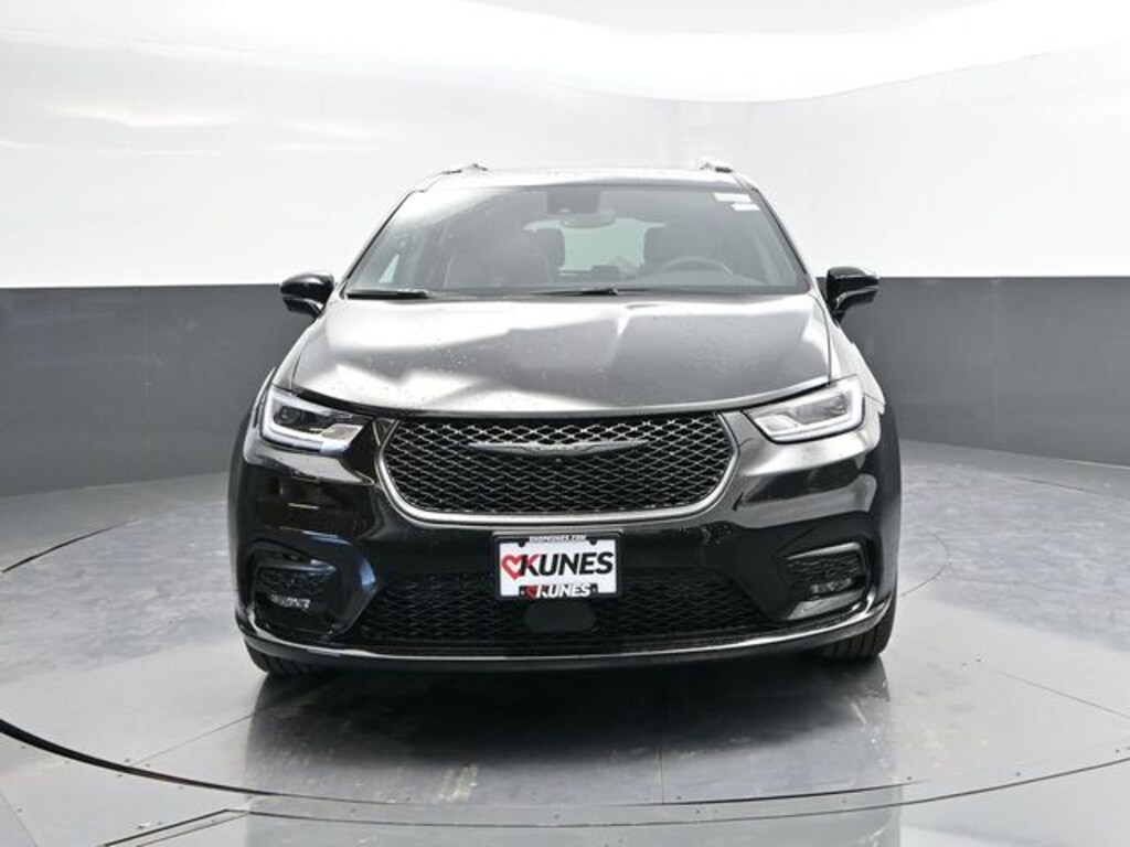 New 2026 Chrysler Pacifica Limited Passenger Van