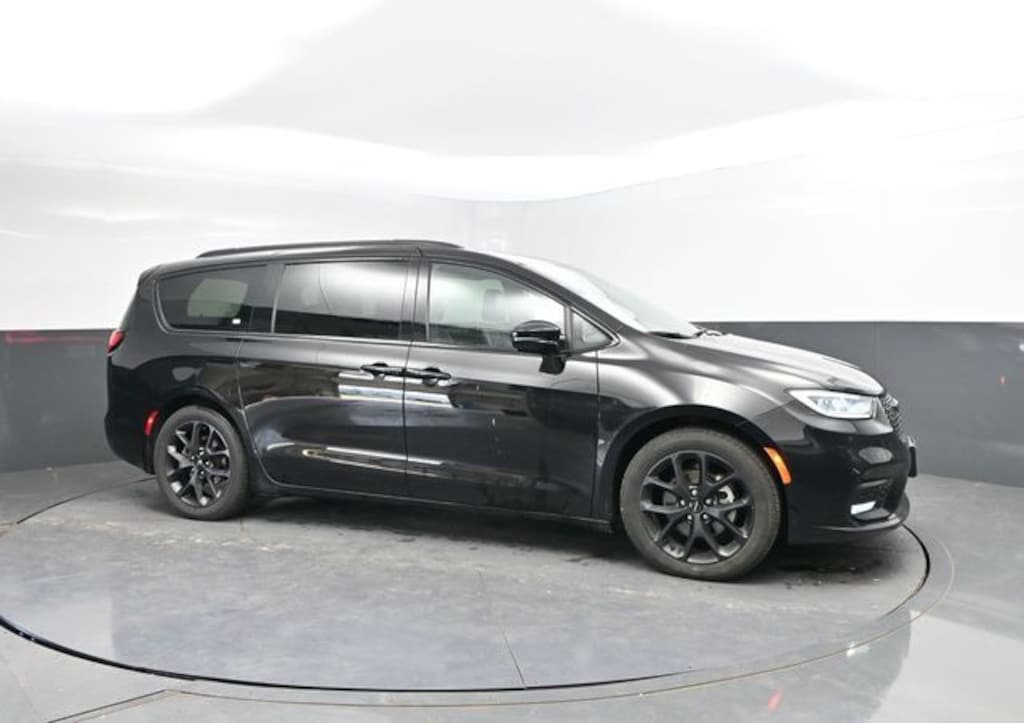 Used 2025 Chrysler Pacifica Limited Minivan/Van