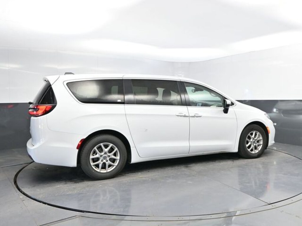Used 2023 Chrysler Pacifica Touring L Minivan/Van