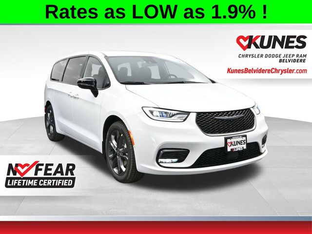 2026 Chrysler Pacifica Select's photo