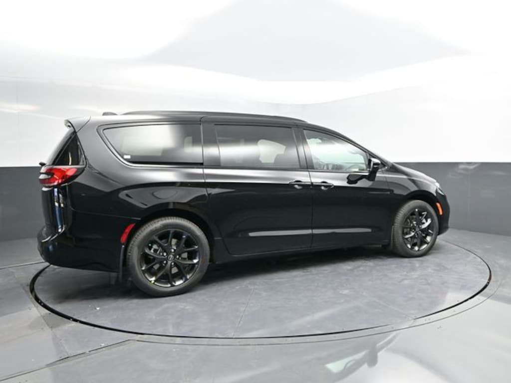 New 2026 Chrysler Pacifica Limited Passenger Van