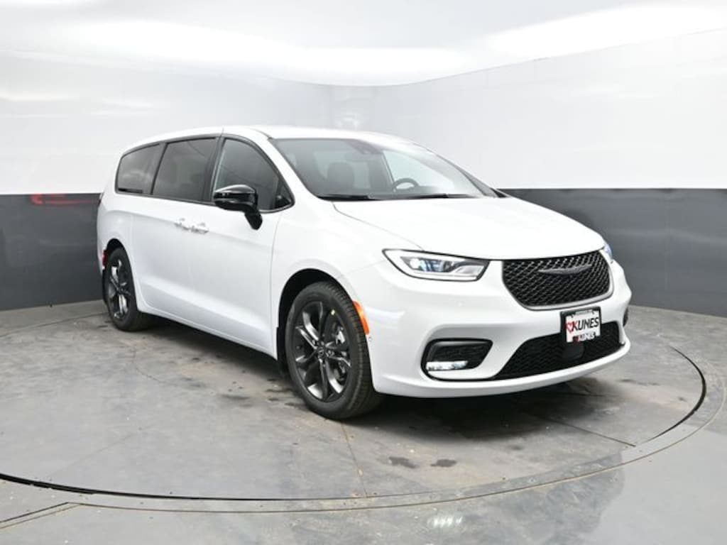 New 2026 Chrysler Pacifica Select Passenger Van