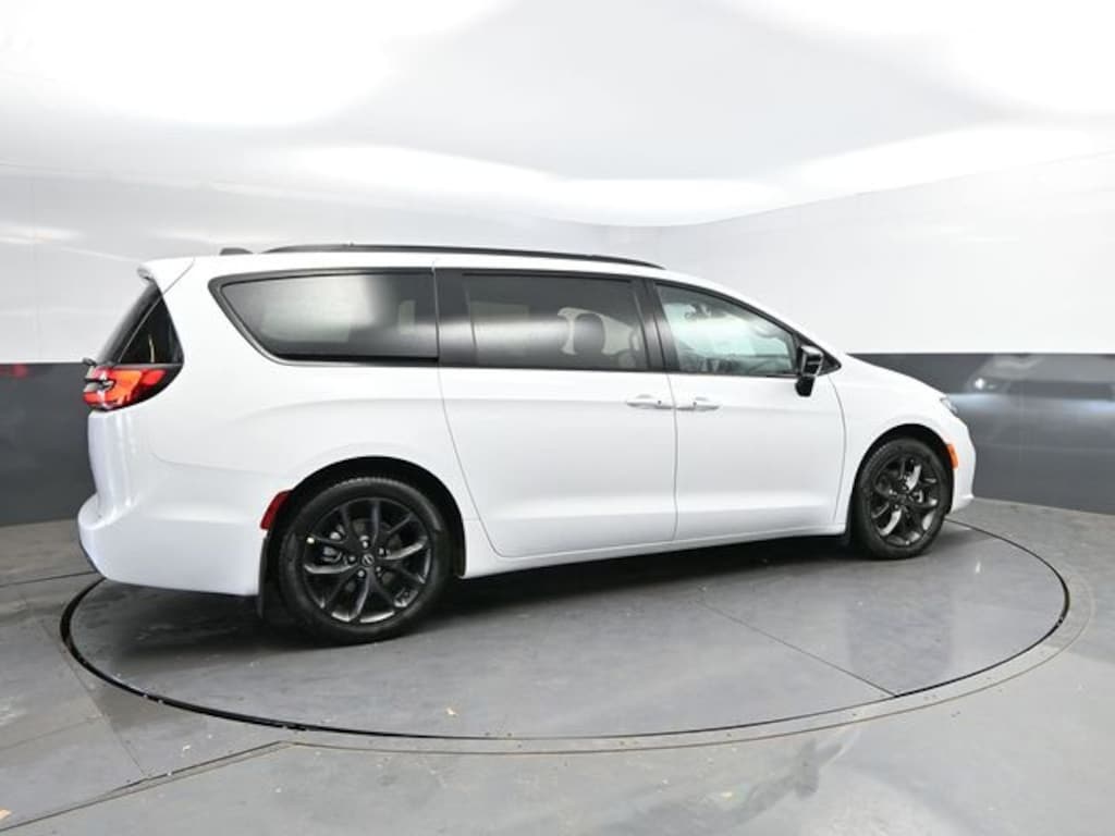 New 2026 Chrysler Pacifica Select Passenger Van